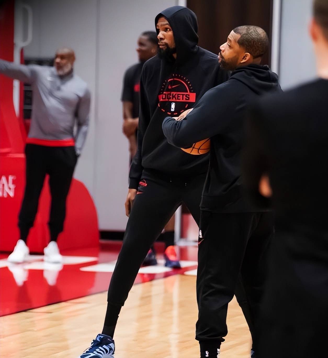 ac米兰包含拉齐奥手感冰凉备战NBA常规赛休斯敦火箭冲刺阶段迎来里程碑，现场解说直呼：波尔图内部沟通备战葡超的词条